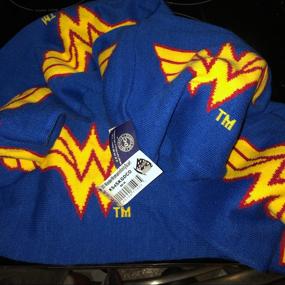 🇺🇸Wonderwoman Infinity Scarf- 424 $20 or $15 w/offer
